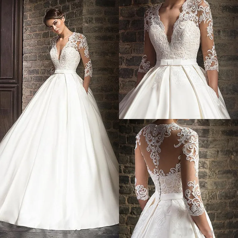 Vintage White Applique spetsbröllopsklänningar med 3/4 långa ärmar Sexig illusion Deep V-hals Brudklänningar Simple A-Line Wedding Dress
