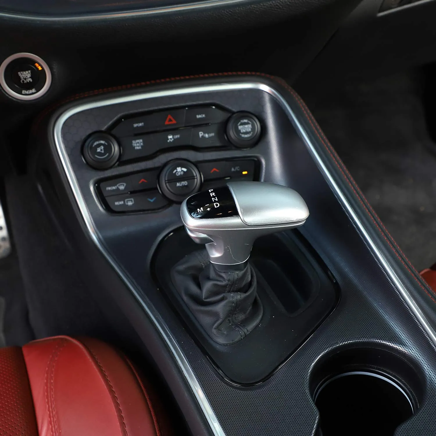 ABS Gear Shift pokrywka Pokrywa Wykończenie Akcesoria Czerwone Włókno węglowe dla Dodge Challenger 2015 UP Wewnętrzne akcesoria 242q