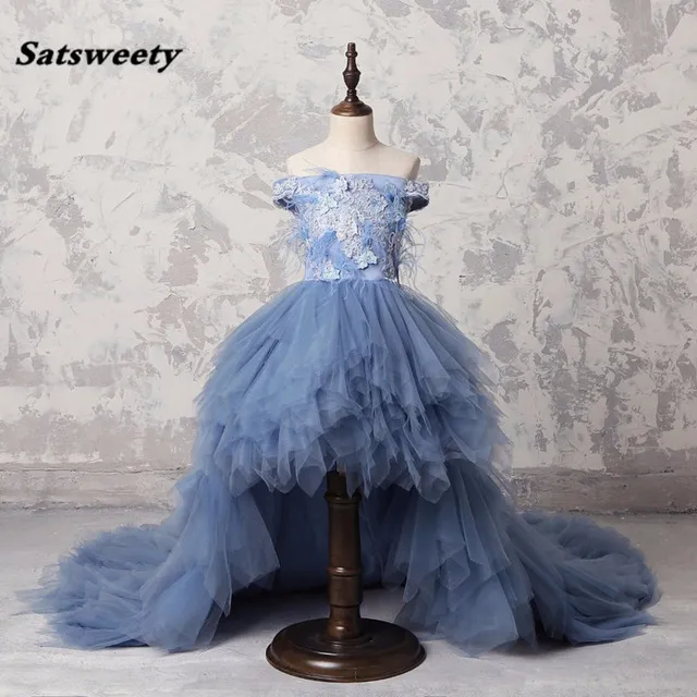 Stoffig blauw hoog lage lage veer -optochtjurken voor meisjes Appliques Pearl Ruffles Flower Girl Dress Off Shoulder Comunion Dress