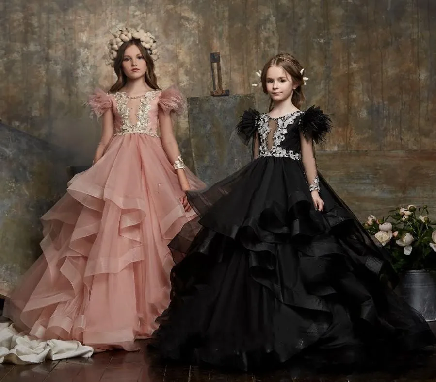 Härlig blomma tjejer klänningar juvel nacke blush rosa svart keps ärmar spets approxes fjäder organza ruffles barn födelsedagsflicka page klänningar
