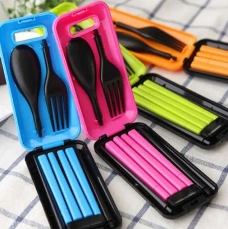 Middagsredskap Sätt Bright Color Plastic Chopsticks Sked Gaffel Tre Stycken Porslin Vikbar Rese Bestick Kostnad Praktisk