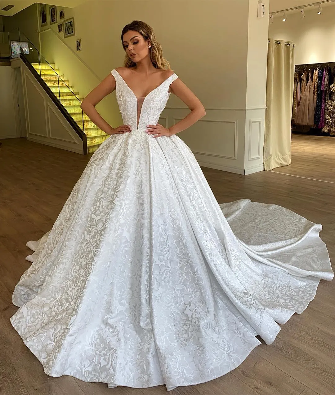 Abiti da sposa vintage in pizzo con strascico lungo scollo a V profondo applicazioni con cerniera sul retro Abiti da sposa Abito da sposa stile country su misura