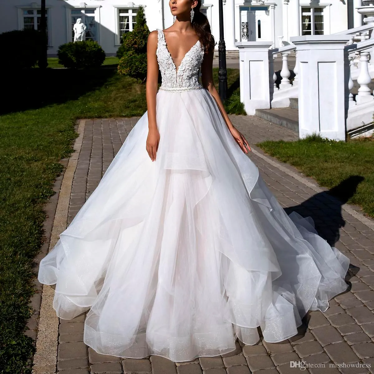 Sexy moderne blanc col en V robes de mariée une ligne dentelle appliques couches volants dos nu balayage train robes de mariée en tulle robes de novia