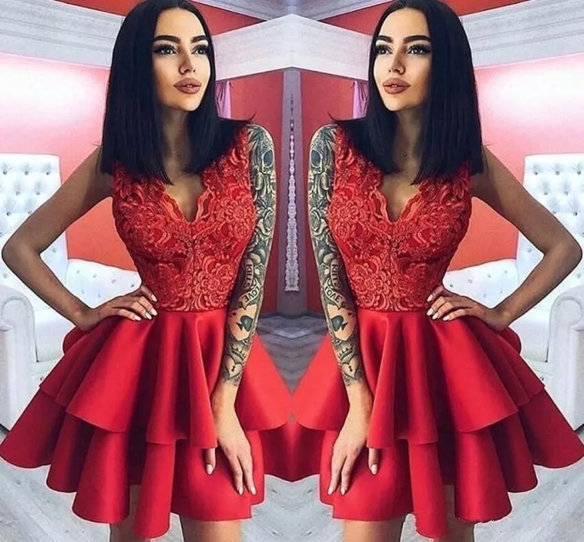 2018 Red Homecoming Sukienki Krótki V Neck Koronki Bodice Wielopięciowe Krótkie Spódnica Czarne Dziewczyny Bal Suknie Krótki