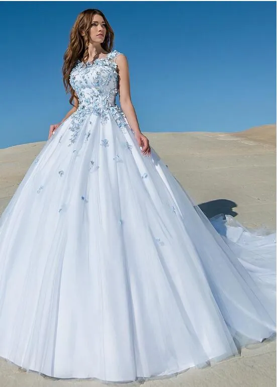 Junoesque Tulle Scoop Ball Suknia Światła Niebieska Suknia Ślubna z koronkowymi aplikacjami Ręcznie kwiaty Dwa tony niebieski i biały suknia ślubna