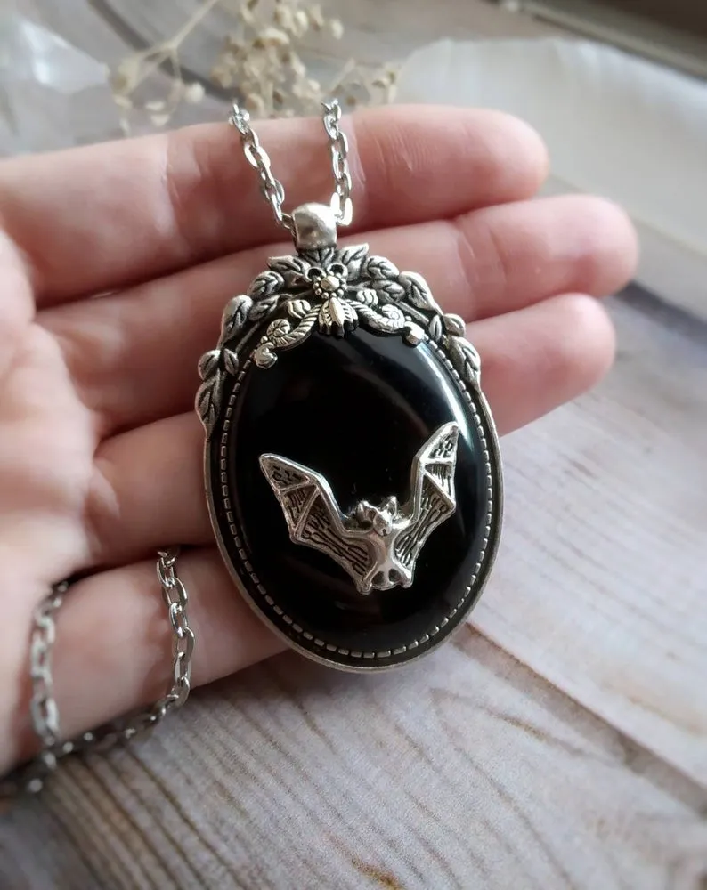 Goth Bat Hängsmycke, Gotisk Vampyr Bat Halsband, Häxa Halsband, Häxa Smycken, Moon Hängsmycke, Moon Smycken, Gåva till älskare