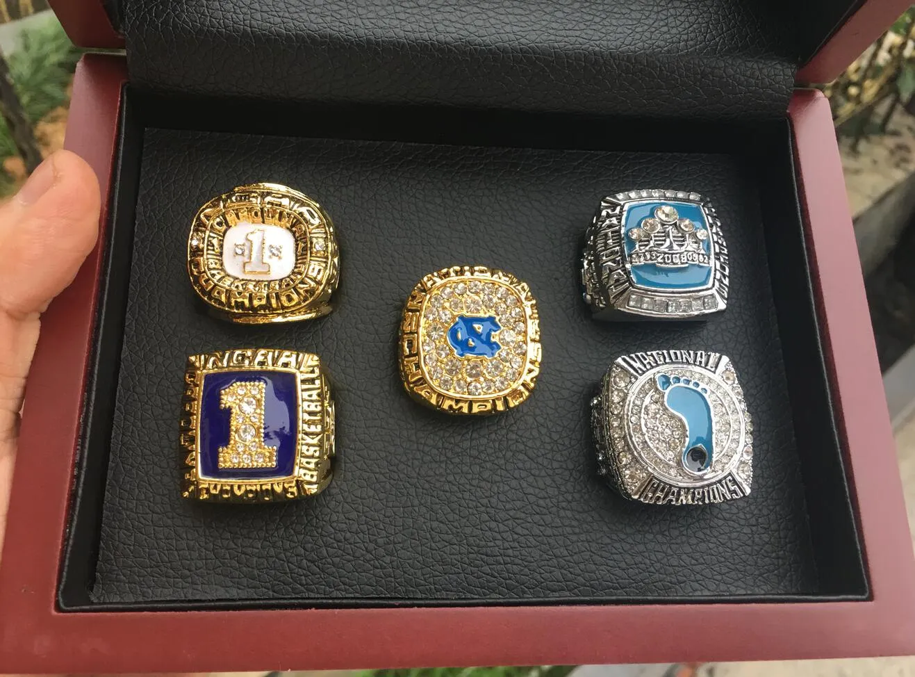 5 sztuk 1982 1993 2005 2009 2017 North Carolina Tar Heels Championship pierścień z drewnianym szkatułce prezent dla fanów mężczyzn 2019 hurtownie Drop Shipping