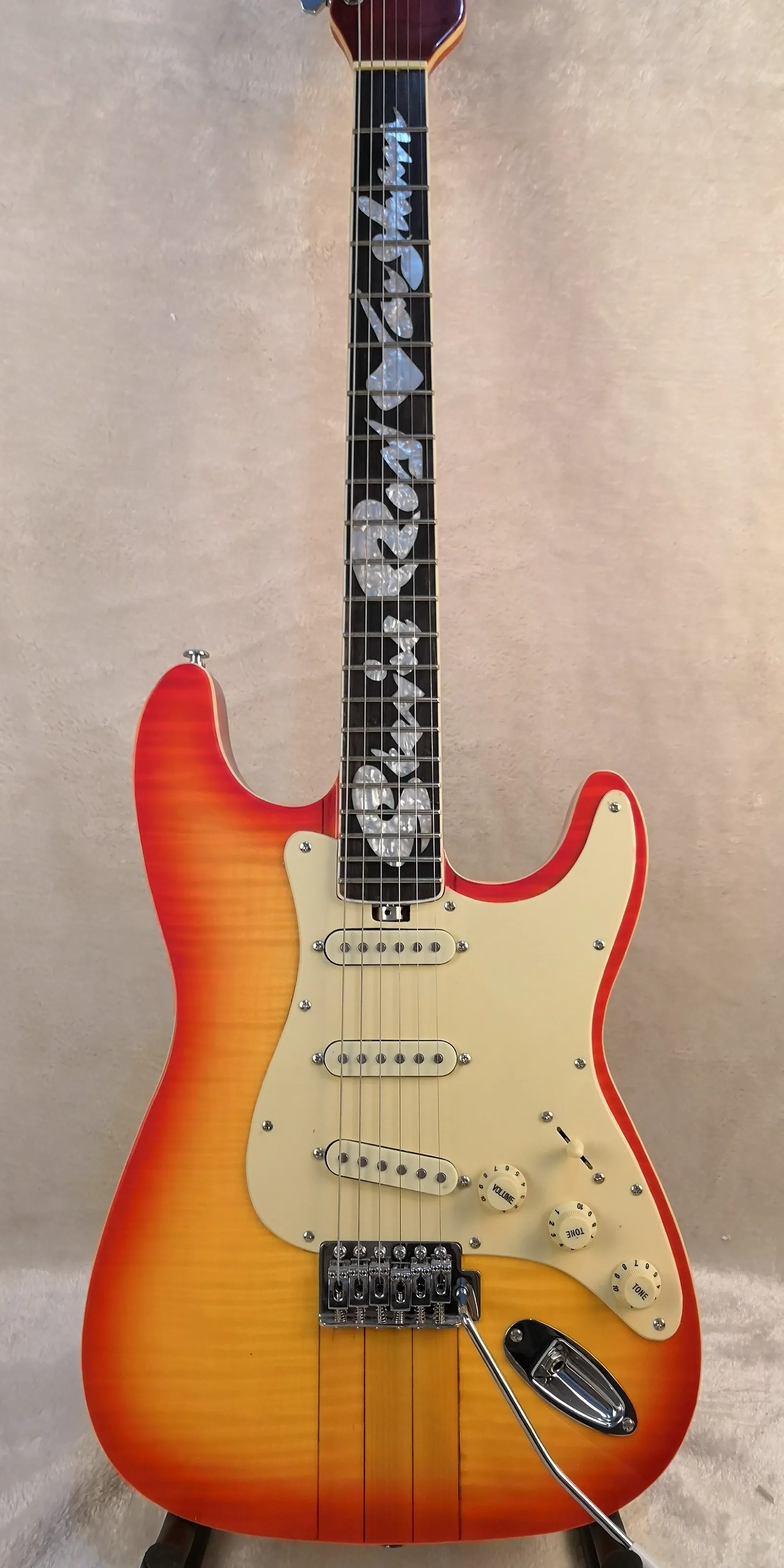 Neue Art E-Gitarre Ebenholz Griffbrett Hals durch Korpus E-Gitarre Cherry Burst Deluxe E-Gitarre kostenloser Versand