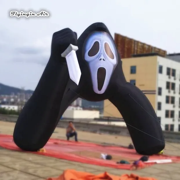 Arco de la muerte inflable de Halloween aterrador personalizado Máscara de calavera de 5 m de altura Hombre volar puerta de entrada Arco del diablo con cuchillo para decoración al aire libre