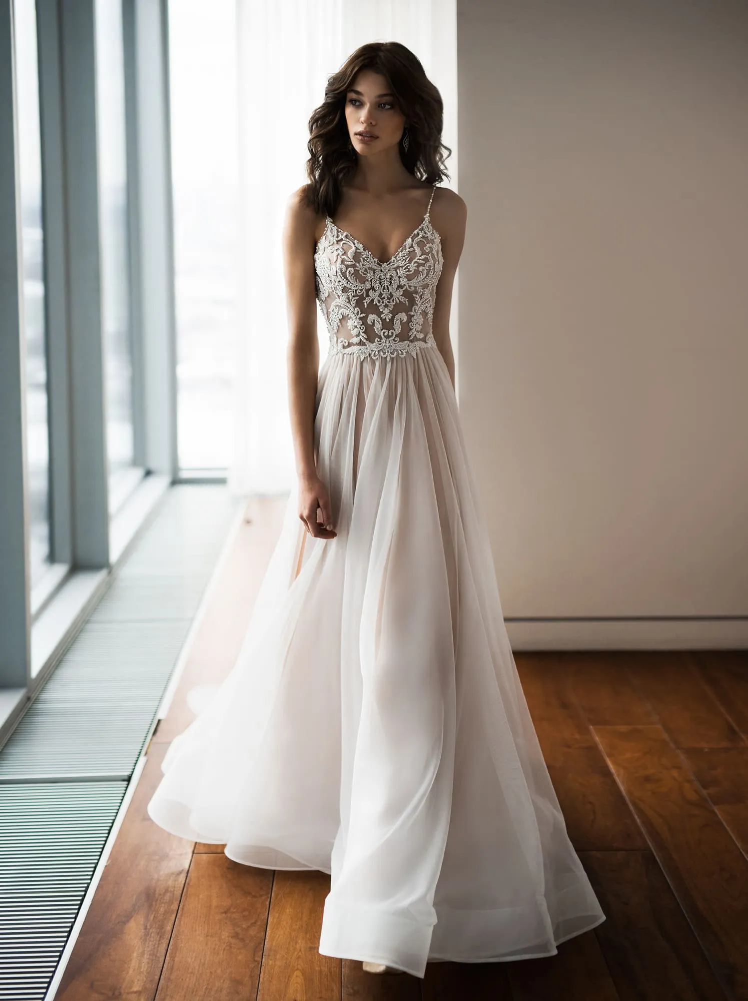 Economize muito em Vestidos De Noiva Com Alças Finas Com Miçangas Vestido  De Noiva Da Cinta De Espaguete: Vestido De Noiva Pura Da Linha Com Corpete 