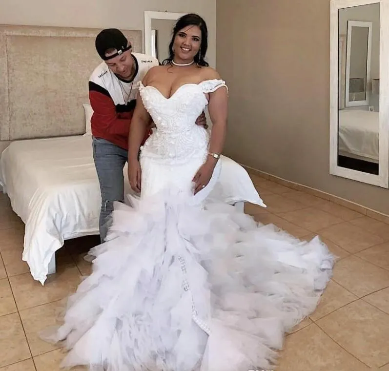 Afryki Plus Size Suknie ślubne Off The Ramię 3D Appliqued Suknie Ślubne Tulle Wielopoziomowe Szaty De Mariée Syrenka Suknia Ślubna Dubaj