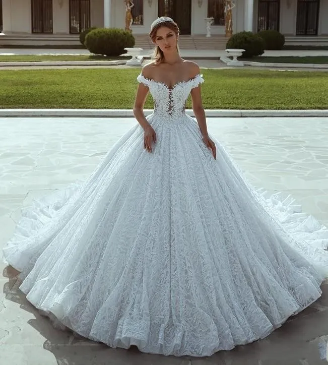 Sexig ny Dubai A Line Wedding Dresses Off Shoulder Full Lace Appliques Pärled Tulle Court Train Arabic Backless Formal Bridal Clows 403