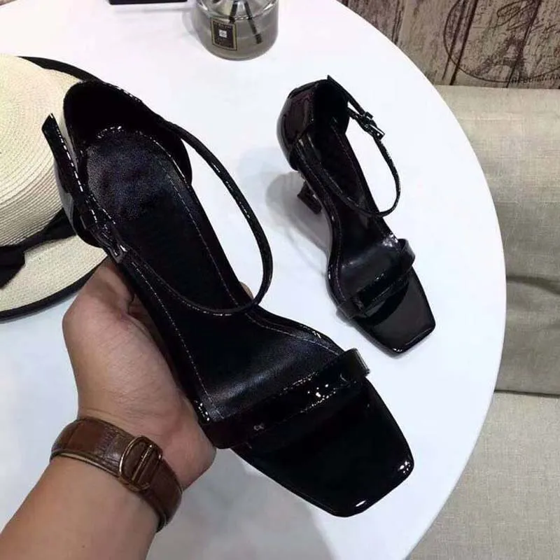 2022 test hot Women Print Leather Sandal Striking Gladiator Style Designer Outsole Perfect Flat Plain Size 35-41