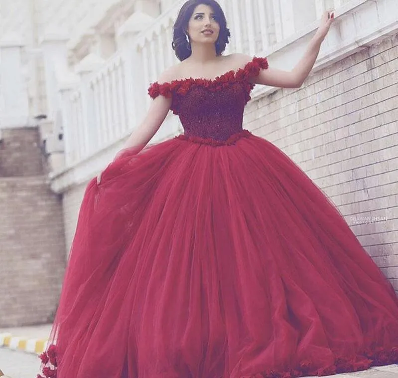 Härlig Princess Ball Gown Burgundy Bröllopsklänningar V Neck Off Shoulder 3d Flower Bridal Gown Tulle Tiered Kjol Saudiarabien Bröllopsklänning