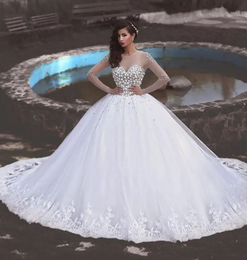 2020 Luxury Ball Gown Wedding Dresses O Neck Långärmad Kristall Beaded Tulle Appliques Saudiarabiska Bröllopsklänningar Brudklänningar