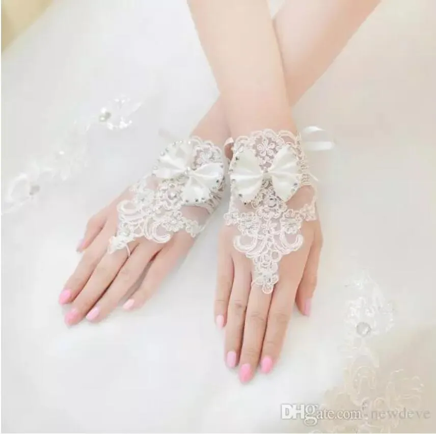 High Quality White Fingerless Bridal Gloves For Wedding Dresses Short Wrist Length Elegant Rhinestone Bridal Wedding Gloves Bride Glove