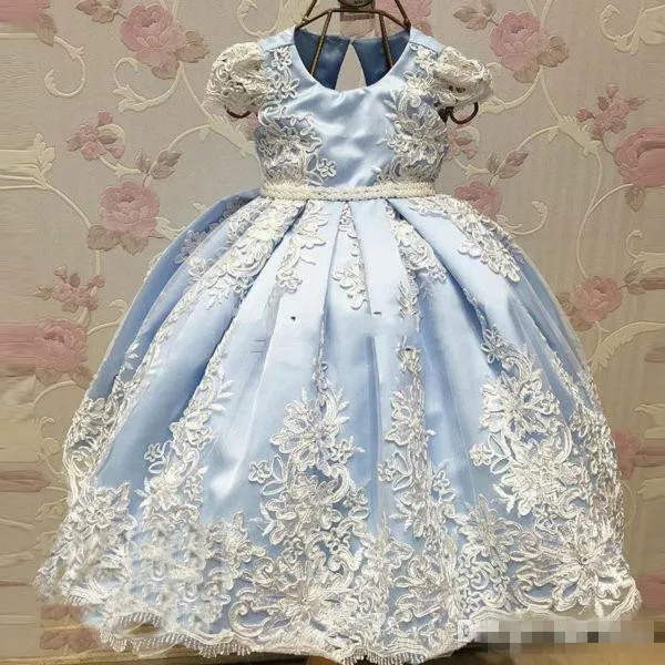 Hellblaue Blumenmädchenkleider mit Flügelärmeln, Satin, Vintage-Spitze, große Schleife, Erstkommunion-Festzugkleid für kleine Mädchen