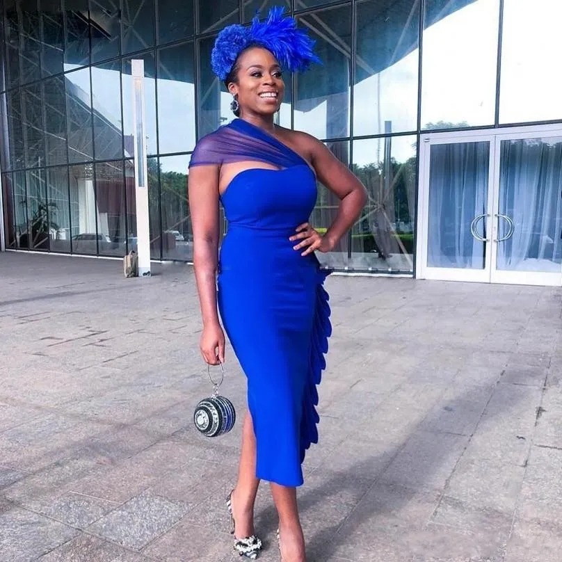 Afrikansk Billiga Royal Blue Sheath Cocktail Klänningar En Shoulder Tea Längd Party Dress Ruffles Black Girls Evening Gowns Formell Klänning Slitage