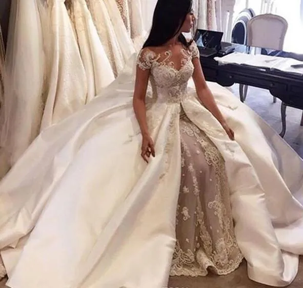 Vestidos de casamento vestido de bola de luxo 2017 Saudi Arabia Cap Sleeve Lace Applique Satin Overskirt Vestidos De Noiva Feito Personalizado Dubai Vestidos De Noiva