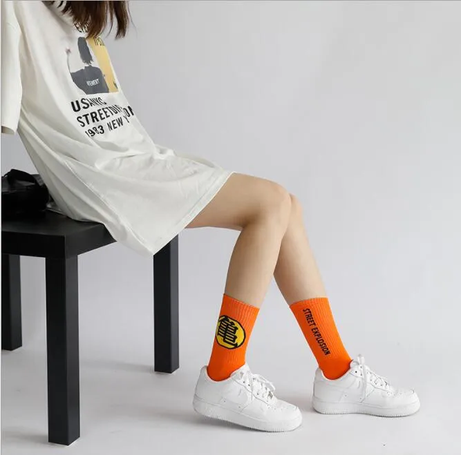 Calzini da skateboard con stampa Fashion-Goku Calzini moda da uomo e donna streetwear sopra la caviglia Calzini da cartone animato per amanti delle calze in misto cotone