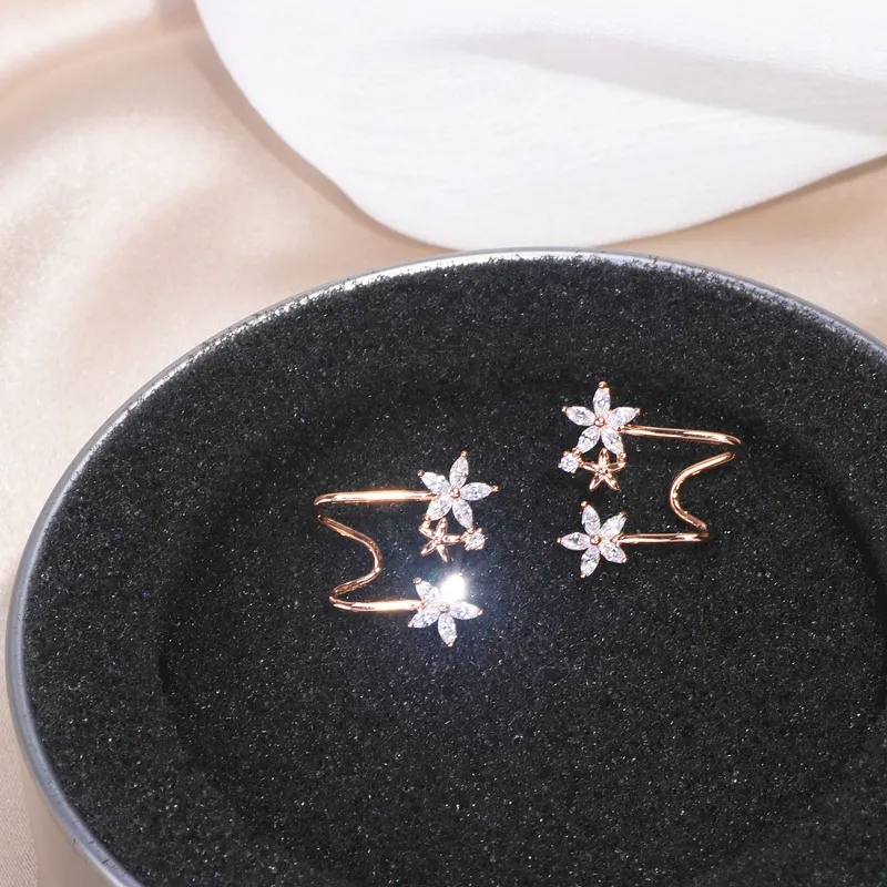 Hot Sale Fashion Korean Glänsande Zircon Stud Örhängen för Kvinnor Elegant Rose Guldfärg Blomma Stud Örhängen Bröllopsfest Smycken