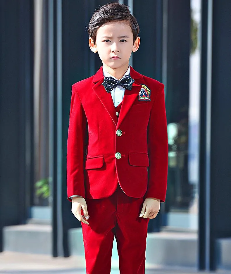 Sıcak Kırmızı Kadife Erkek Resmi OccasionTuxedos Notch Yaka İki Düğme Çocuklar Düğün Smokin Çocuk Takım Elbise (Ceket + Pantolon + Kravat + Yelek)