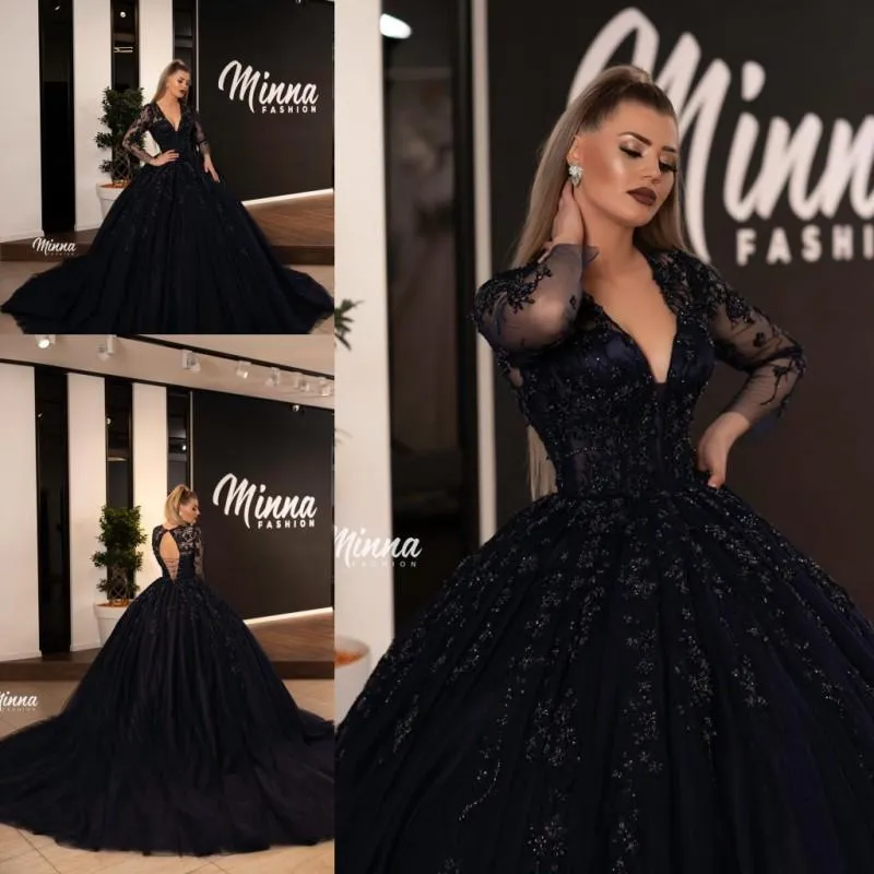 Plus Size Nero palla abito Quinceanera profondo scollo a V cristalli maniche lunghe merletto in rilievo vestito convenzionale Sweet 16 abito da sera abiti