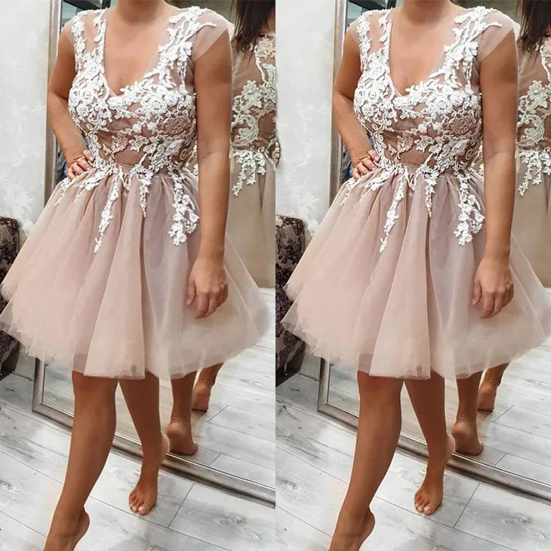 Vestidos De Baile Do Vintage curto Sheer V Neck Tampado Mangas Curtas Zipper up Voltar Inchado Tule Custom Made Desgaste Formal de Alta Qualidade