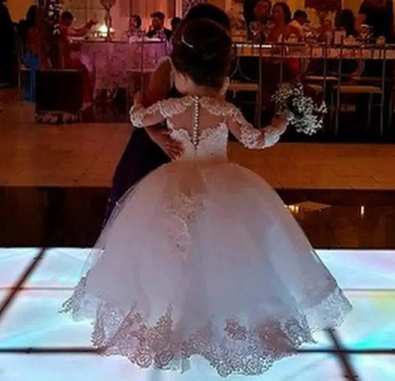 La mayoría del vestido de bola encantador Longitud del piso blanco Apliques de tul Vestidos de niñas de flores de encaje para bodas Perlas de manga larga Con cuentas Vestidos de comunicación