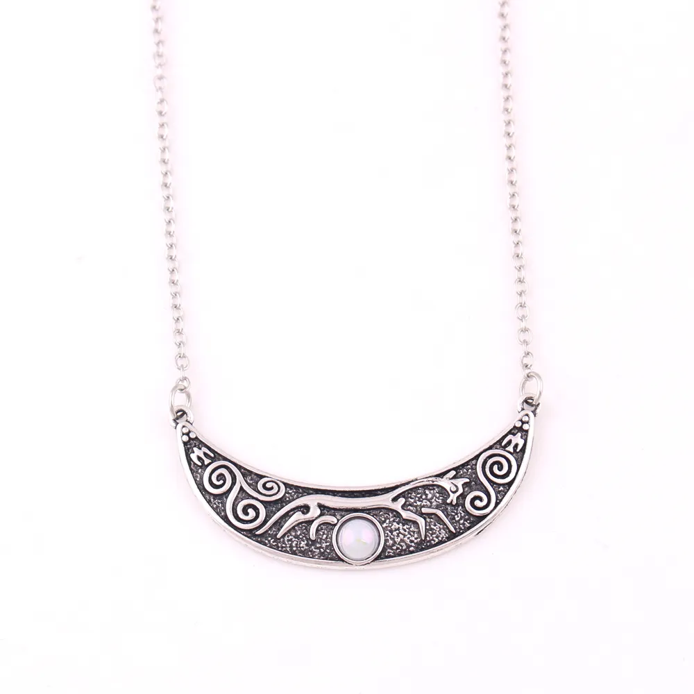 Collana a catena a maglie con amuleto di rune nordiche vichinghe in argento antico con ciondolo a forma di cavallo di gesso della dea di Uffington