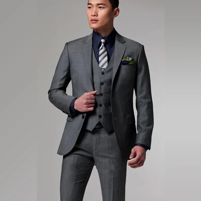 Hecho personalizado Dos botones Oscuro gris para tuxedos con solapa con muescas Mejores trajes de hombre Groomsmen Hombres Trajes de boda (chaqueta + pantalones + chaleco) DH6227