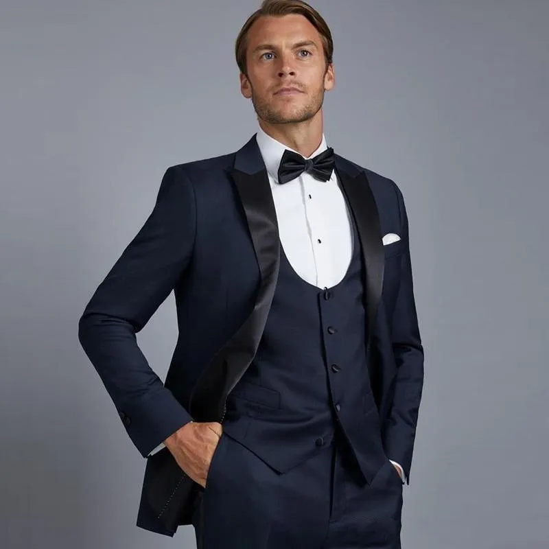 Högkvalitativ två knappar Navy Blue Wedding Groom Tuxedos Peak Lapel Groomsmen Men Formell Prom Passar (Jacka + Byxor + Vest + Tie) W126