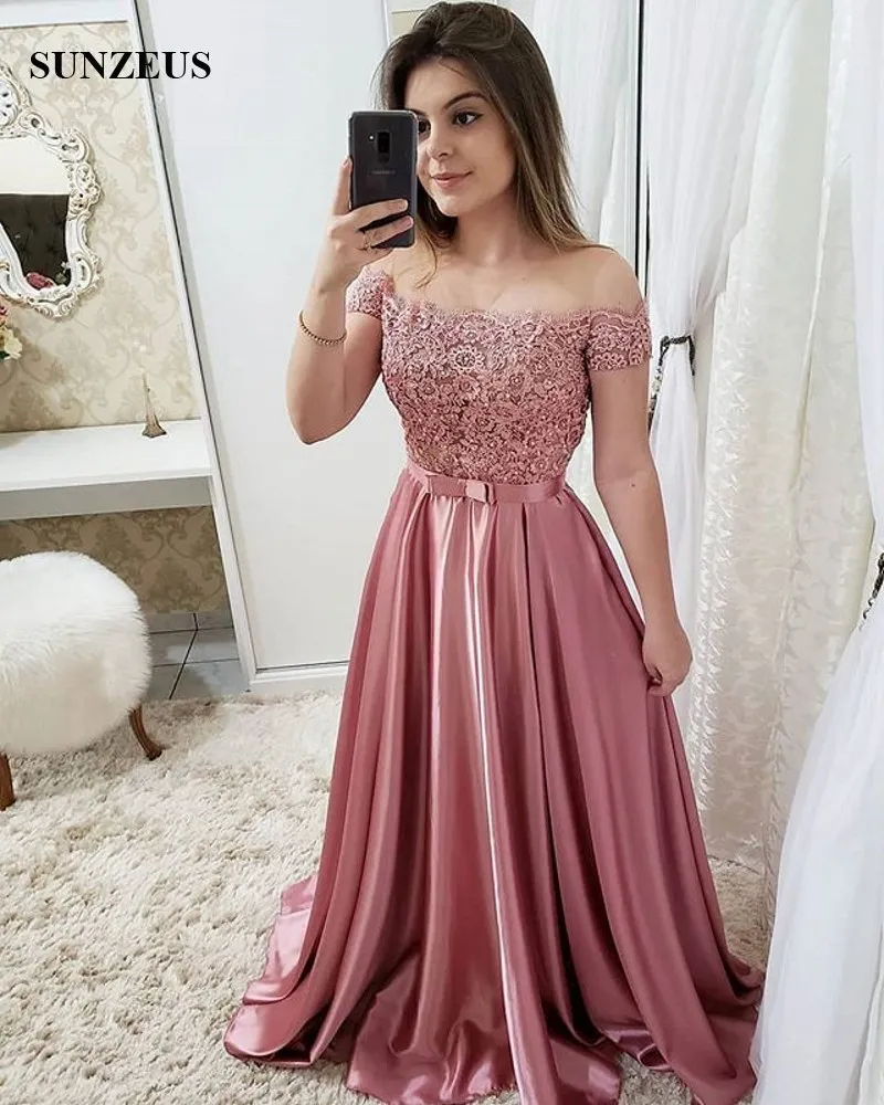 Mangas curtas da dama de honra vestidos A linha Sheer Neck frisado Lace corpete Longo vestido de festa para mulheres vestidos de casamento do convidado