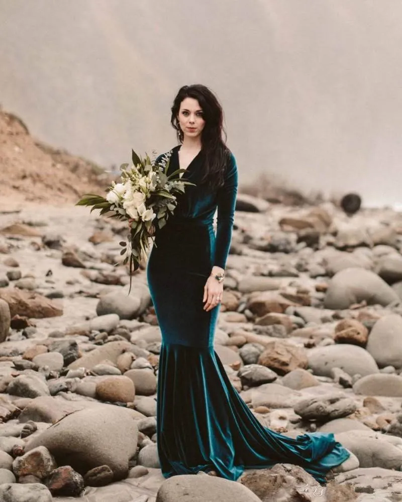 Vintage Dark Green Velvet Mermaid Wedding Dresses With Long Sleeves V Neck Plus Size Sweep Train Modern Bridal Party Gowns For Beach Garden