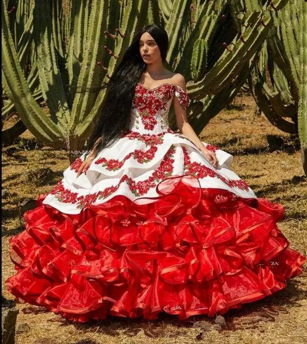 Red Charro Quinceanera Dresses 멕시코 2023 Ruffled Floral Off Shoulder 푹신한 치마 레이스 자수 Sweet 16 Girls Masquerade Prom 가운 Vestido De 15 Anos Luxury