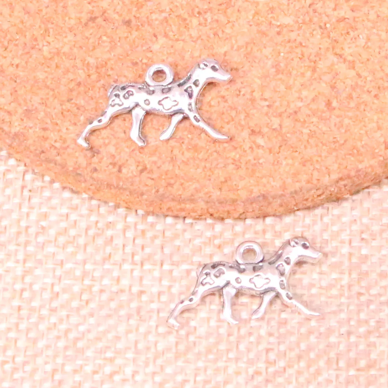 101 pièces breloques chien dalmatiens 13*25mm Antique fabrication pendentif ajustement, Vintage tibétain argent, bricolage bijoux faits à la main
