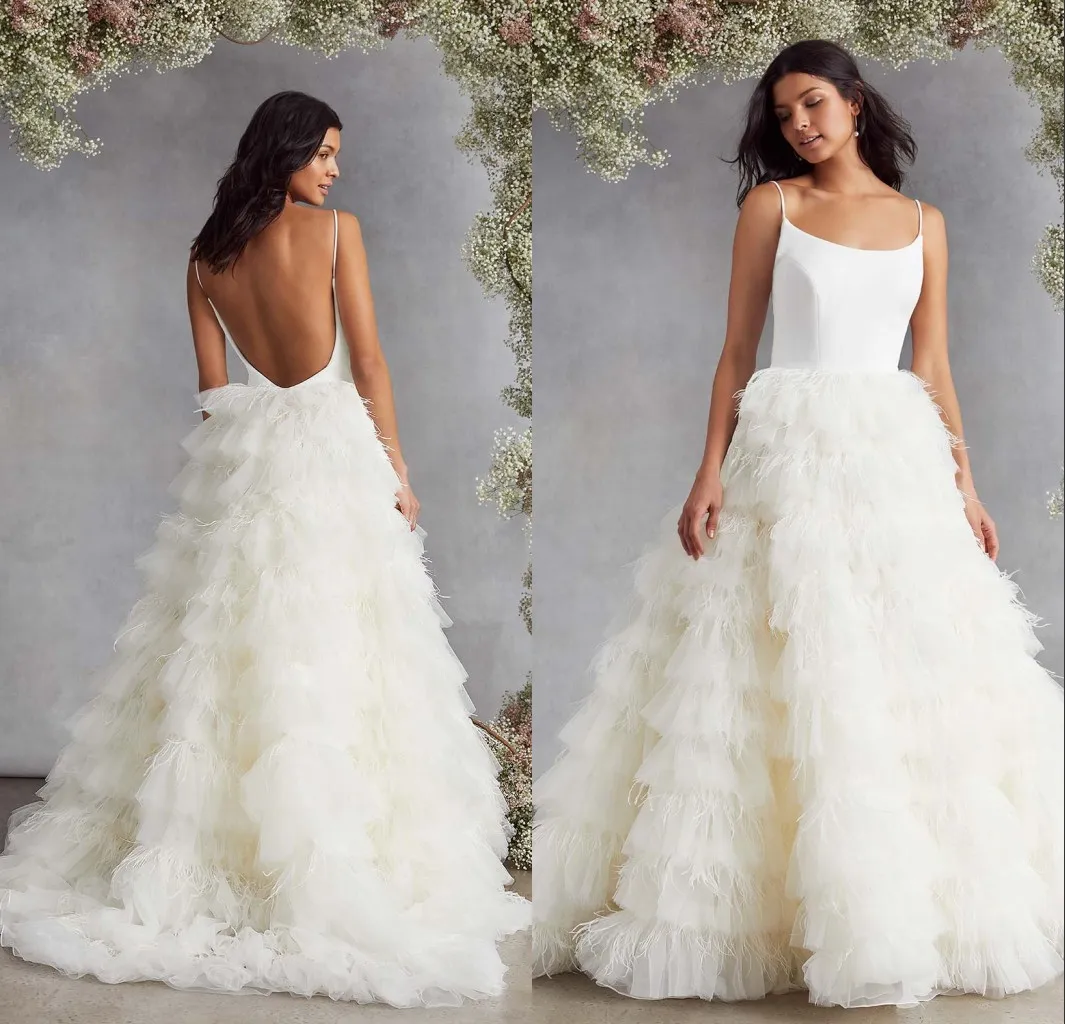 Une ligne robe de mariée spaghetti sans manches dos nu niveaux plumes robes de mariée en tulle longueur de plancher robes de mariée boho