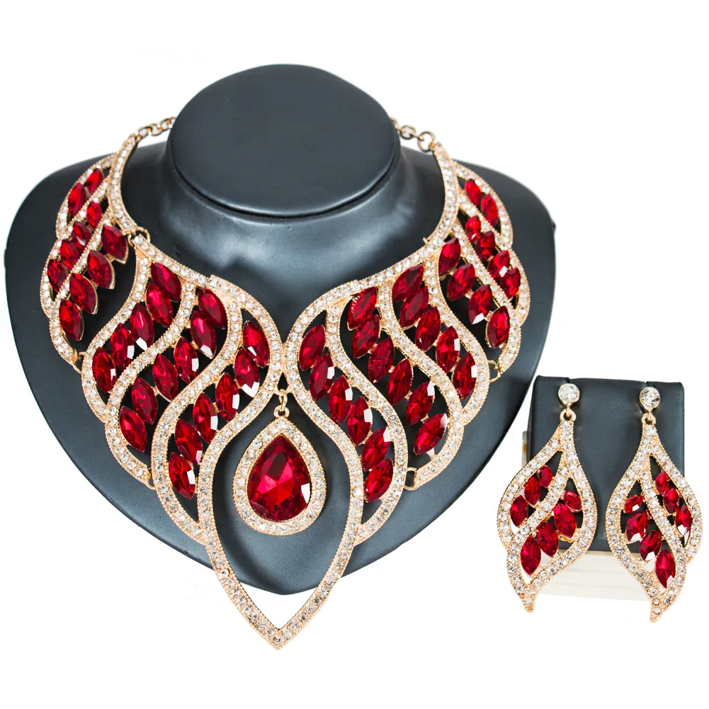 Set De Bijoux Fantaisie Classique - Collier Et Boucles D'oreilles Neufs Avec étiquettes (NWT)