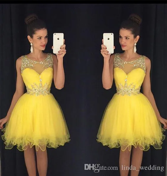 2019 Jaune Nouvelle Robe De Bal Une Ligne Sheer Ras Du Cou Perlé Court Juniors Sweet 15 Graduation Cocktail Robe De Soirée Plus La Taille Sur Mesure