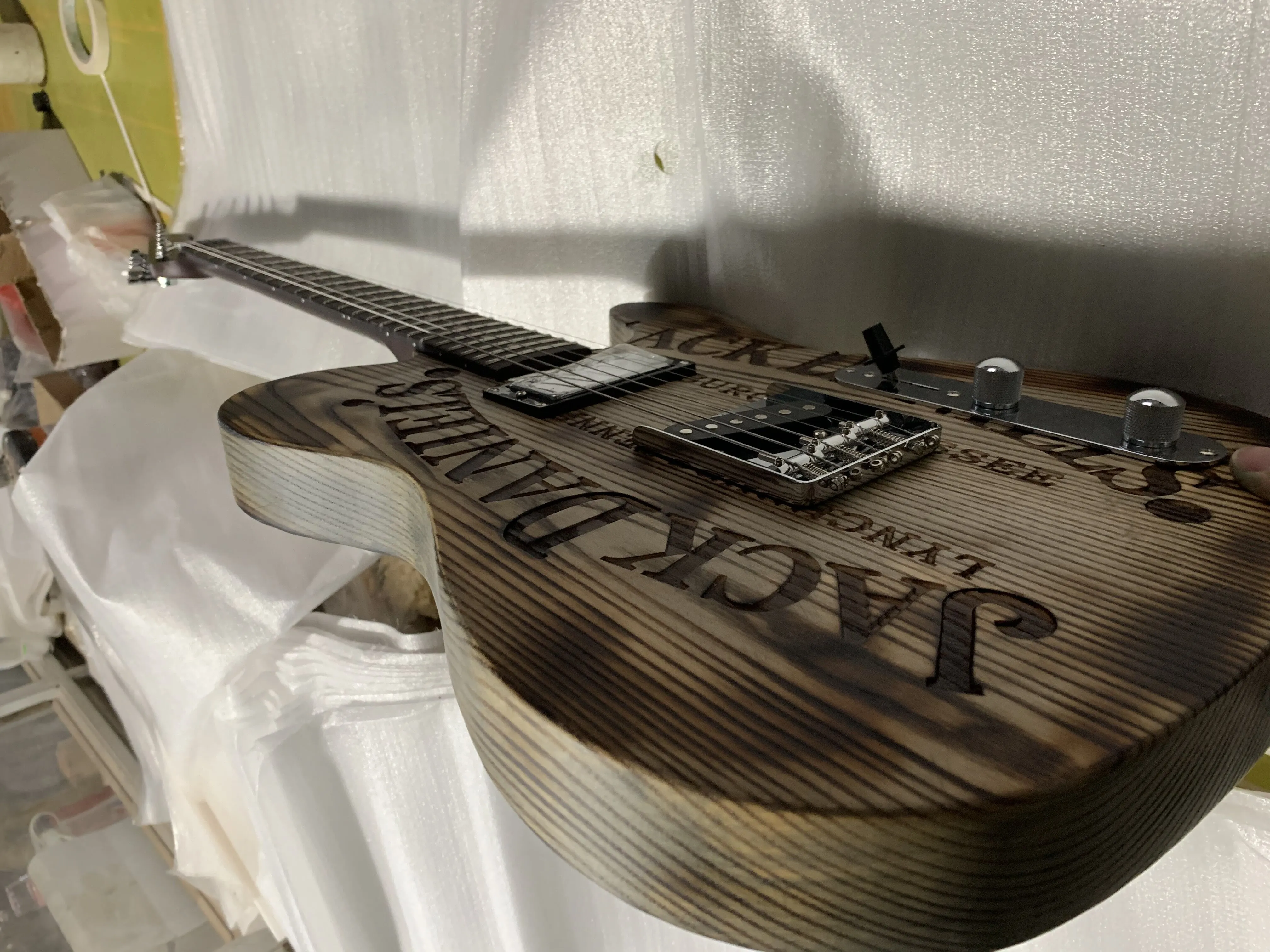 Custom Shop Daniels Satin Brown E-Gitarre, Korpus aus Eschenholz, Halsgriffbrett aus Palisander, Humbucker-Hals-Tonabnehmer, Vintage-Mechaniken