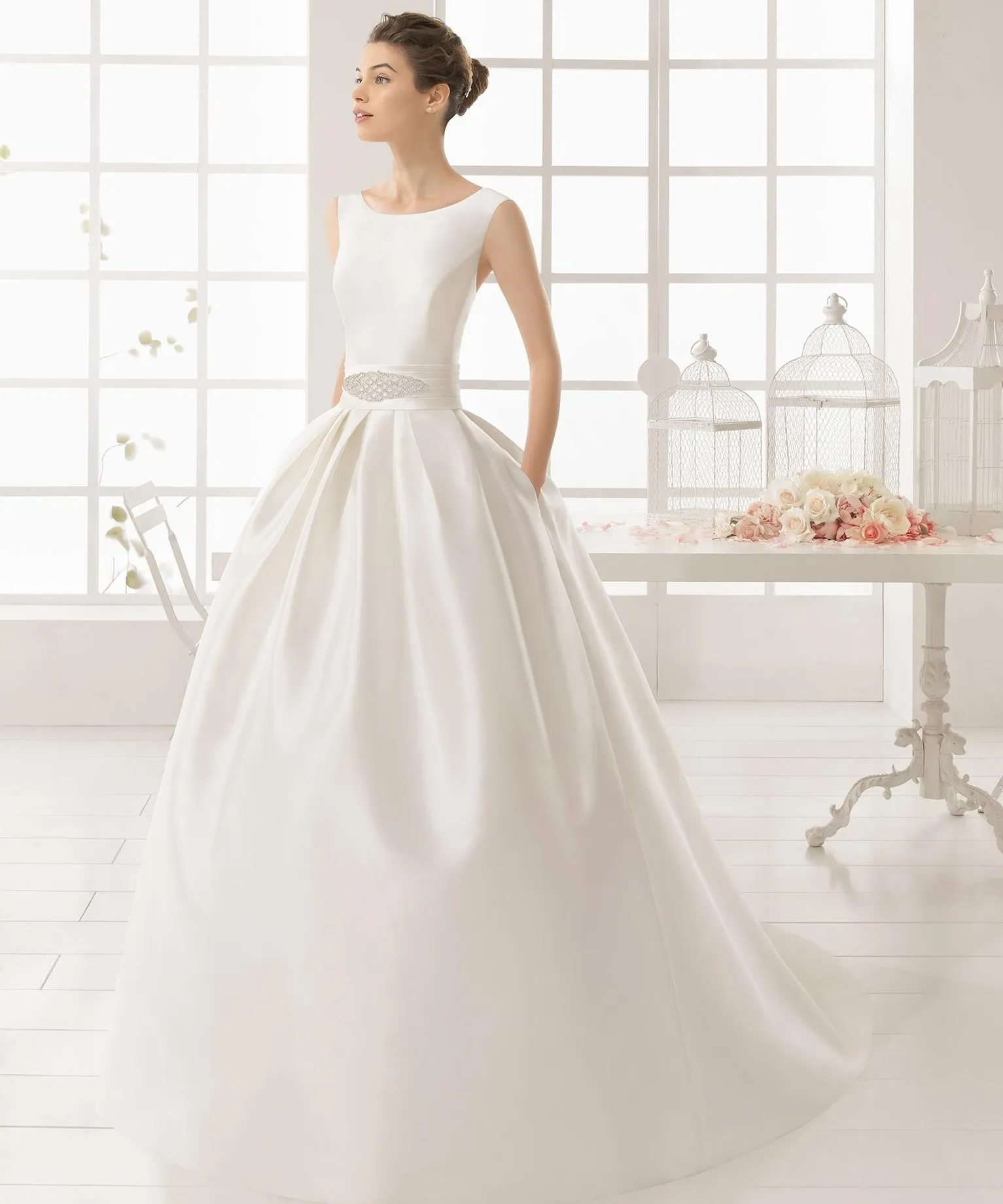 단순한 저렴한 웨딩 드레스 빈티지 로얄 새틴 라인 뒷모습 웨딩 드레스 섹시 신부 가운 hy4087