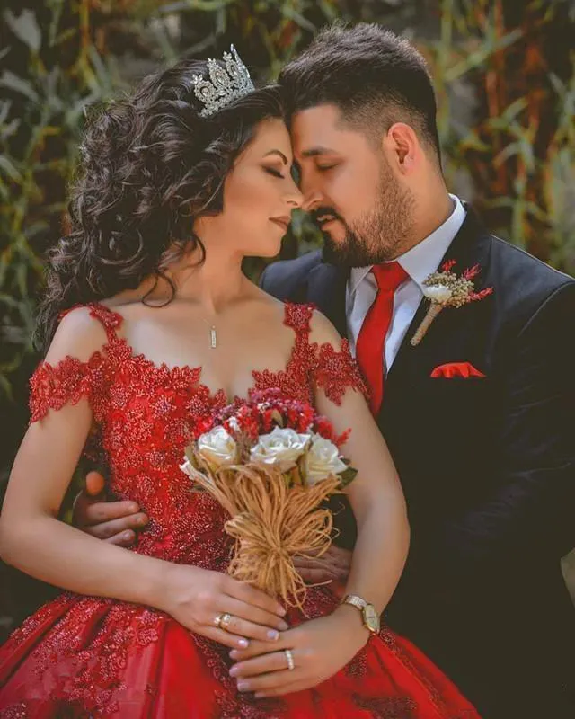 Vestido de novia rojo africano de último diseño, vestidos de novia con hombros descubiertos y cuello de lujo, vestidos de novia con apliques de encaje, bata de mariage284M