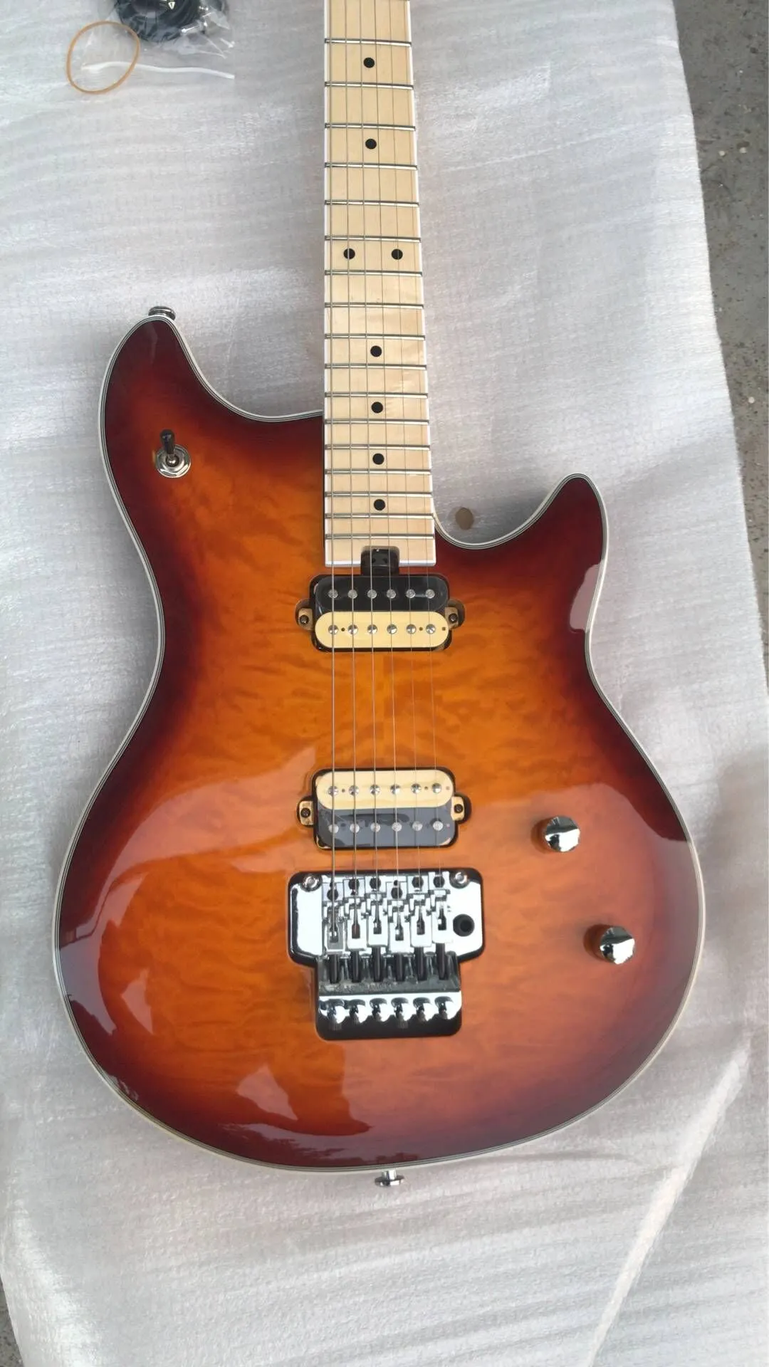 Custom Shop Eddie Van Halen Wolf Brown Sunburst Quilthed Haut de la guitare électrique Touche de col érable, Floyd Rose Tremolo