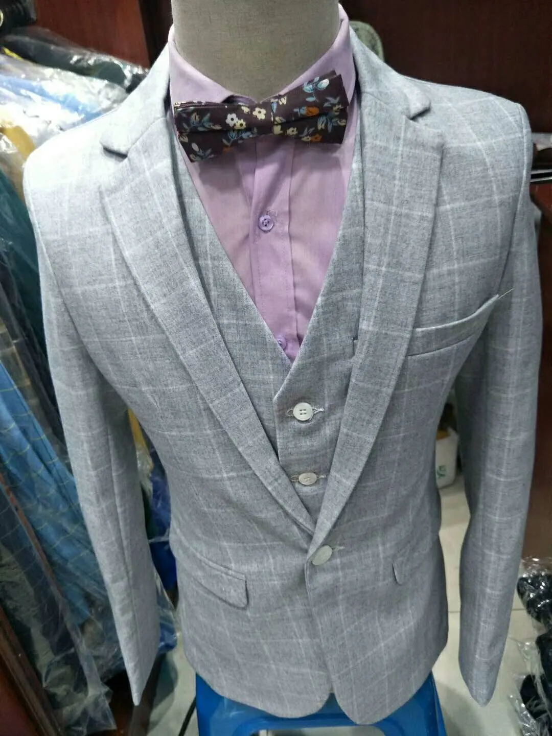 Custom Designe Light Grey Plaid Groom Tuxedos Notch Lapel Groomsmen Men Wedding Dress Fashion Man Jacket Blazer Suit(Jacket+Pants+Vest+Tie)5