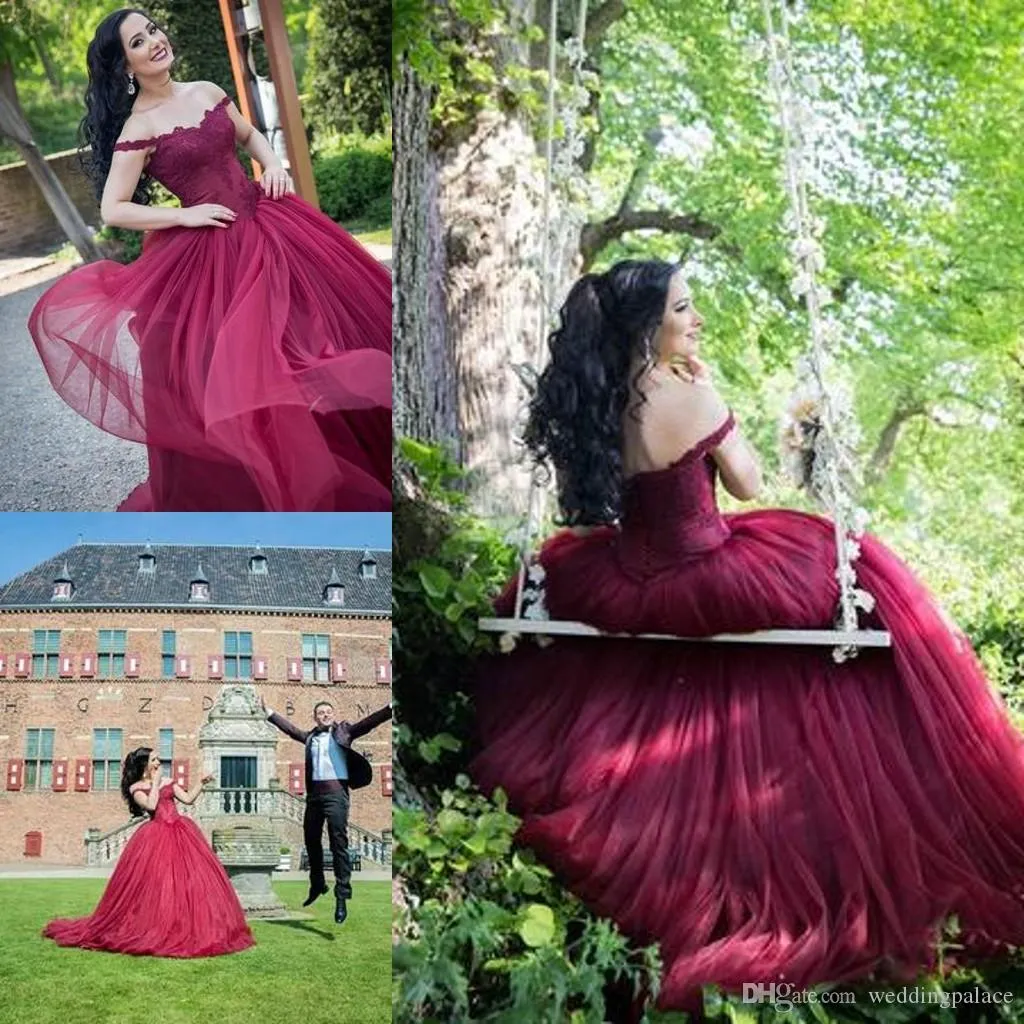 Nuovi abiti da sposa in abito da ballo bordeaux di design Abiti da sposa in pizzo con spalle scoperte Tulle a file Sweep Train Abito da sposa lungo Abiti da uccello