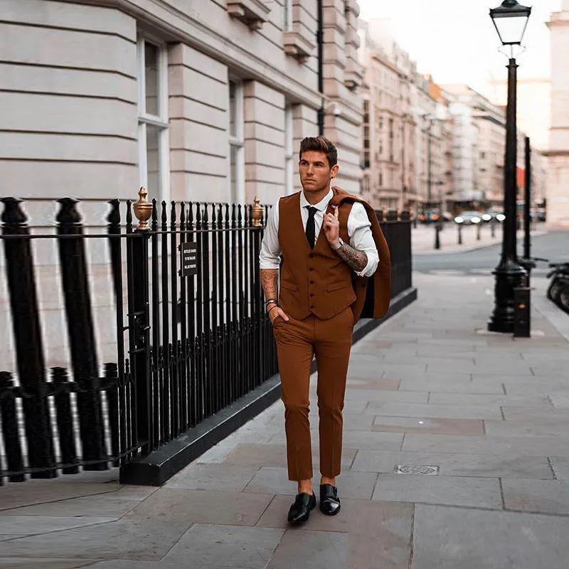En Yeni Karamel Üç adet Düğün Smokin İki Düğme Çentikli Yaka Slim Fit Erkekler Damat Takım Elbise Özelleştirilmiş Ceket + Pantolon + Yelek