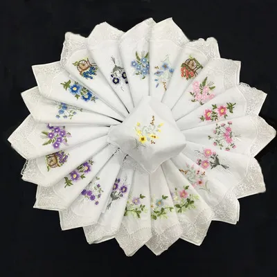 Dames katoenen zakdoek met bloem geborduurd met kant Dameszakdoeken 1222325