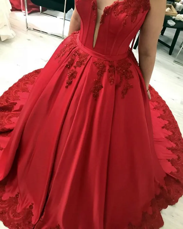 Ball Gown Satin Appliques Prom Dresses 2021 Beaded Spaghetti Straps Formal Evening Party Dress Gown Robe De Soiree