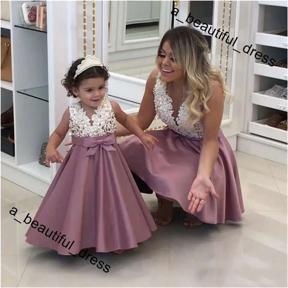 Perły Koronki Aplikacja Kwiat Dziewczyna Dress Moda A-Line Satin Matka i Córka Dress Mini Baby Suknie V-Neck Bez Rękawów Pierwsza Komuna Dres