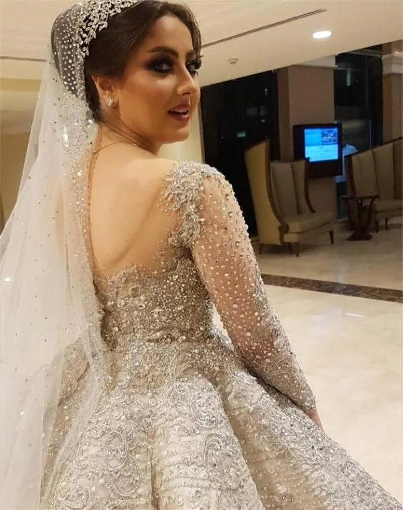 Arabski luksusowa cekinowa koronkowa koronkowa kryształowe z koraliki Suknie kulkowe Ball Suknie ślubne z zamiatającym pociągiem Pearl Bridal316s